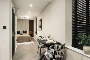 Down duvets, Select Comfort beds, laptop workspace, blackout curtains - South Lane Apartments - City Centre (Edinburgh)