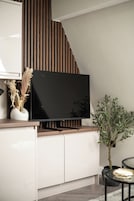 Deluxe Stüdyo Süit | Oturma alanı | Dijital TV kanalları bulunan 55 inç akıllı televizyon