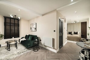 Down duvets, Select Comfort beds, laptop workspace, blackout curtains - South Lane Apartments - City Centre (Edinburgh)