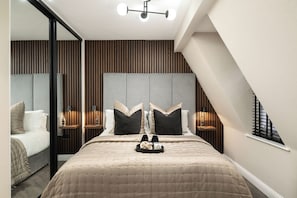 Down duvets, Select Comfort beds, laptop workspace, blackout curtains - South Lane Apartments - City Centre (Edinburgh)