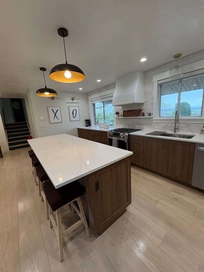Fridge, microwave, oven, stovetop - Rare Find! Gather, Play & Stay - Waffles too! (Pleasant Grove)
