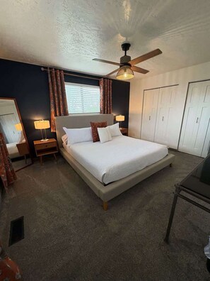 5 bedrooms, iron/ironing board, travel cot, free WiFi - Rare Find! Gather, Play & Stay - Waffles too! (Pleasant Grove)