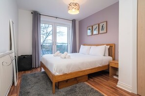Tabla de planchar con plancha, wifi gratis y ropa de cama 