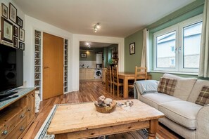 TV - Charming 2BR w/ Balcony & Free Parking - Pass the Keys (Edinburgh)