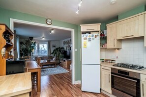 Fridge, microwave, oven, dishwasher - Charming 2BR w/ Balcony & Free Parking - Pass the Keys (Edinburgh)