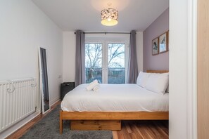 Iron/ironing board, free WiFi, bed sheets - Charming 2BR w/ Balcony & Free Parking - Pass the Keys (Edinburgh)