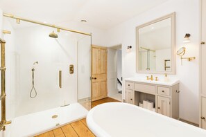 Shower, towels - Grade II Listed Townhouse | Garden | Parking - Pass the Keys (Stow-on-the-Wold)