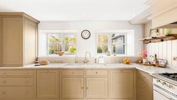 Coffee/tea maker, fridge, microwave, oven