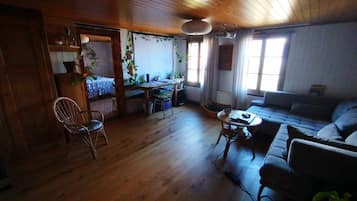 Chalet, 1 Bedroom, Patio, Garden View | Living room