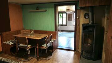 Chalet, 1 Bedroom, Patio, Garden View | Dining room