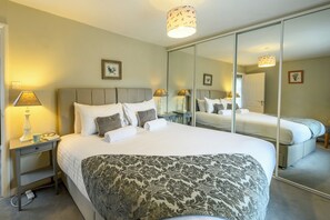 Iron/ironing board, free WiFi, bed sheets - Charming 2-Bed Townhouse with Parking, Near Centre - Pass the Keys (Shrewsbury)