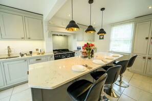 Fridge, microwave, oven, dishwasher - Charming 2-Bed Townhouse with Parking, Near Centre - Pass the Keys (Shrewsbury)