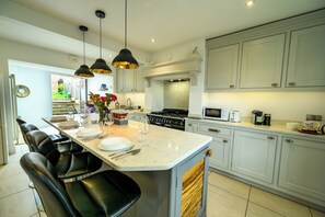 Fridge, microwave, oven, dishwasher - Charming 2-Bed Townhouse with Parking, Near Centre - Pass the Keys (Shrewsbury)
