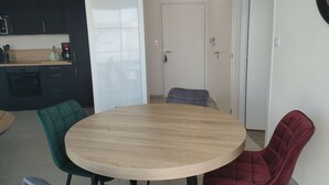 Una cocina moderna con armarios oscuros, una cafetera y un hervidor.