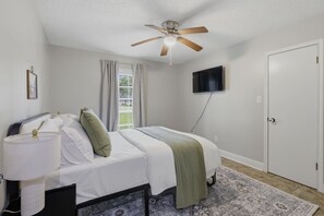 3 bedrooms, travel cot, WiFi, bed sheets - Spacious Family Home w/ Pool Near Casinos (Lake Charles)