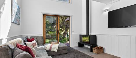 Smart-tv och eldstad