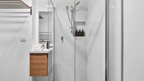 Shower, hair dryer, towels - Granite Peaks 4 - Tranquil Two-Storey Retreat in Woodridge (Thredbo)