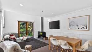 Smart TV, fireplace - Granite Peaks 4 - Tranquil Two-Storey Retreat in Woodridge (Thredbo)
