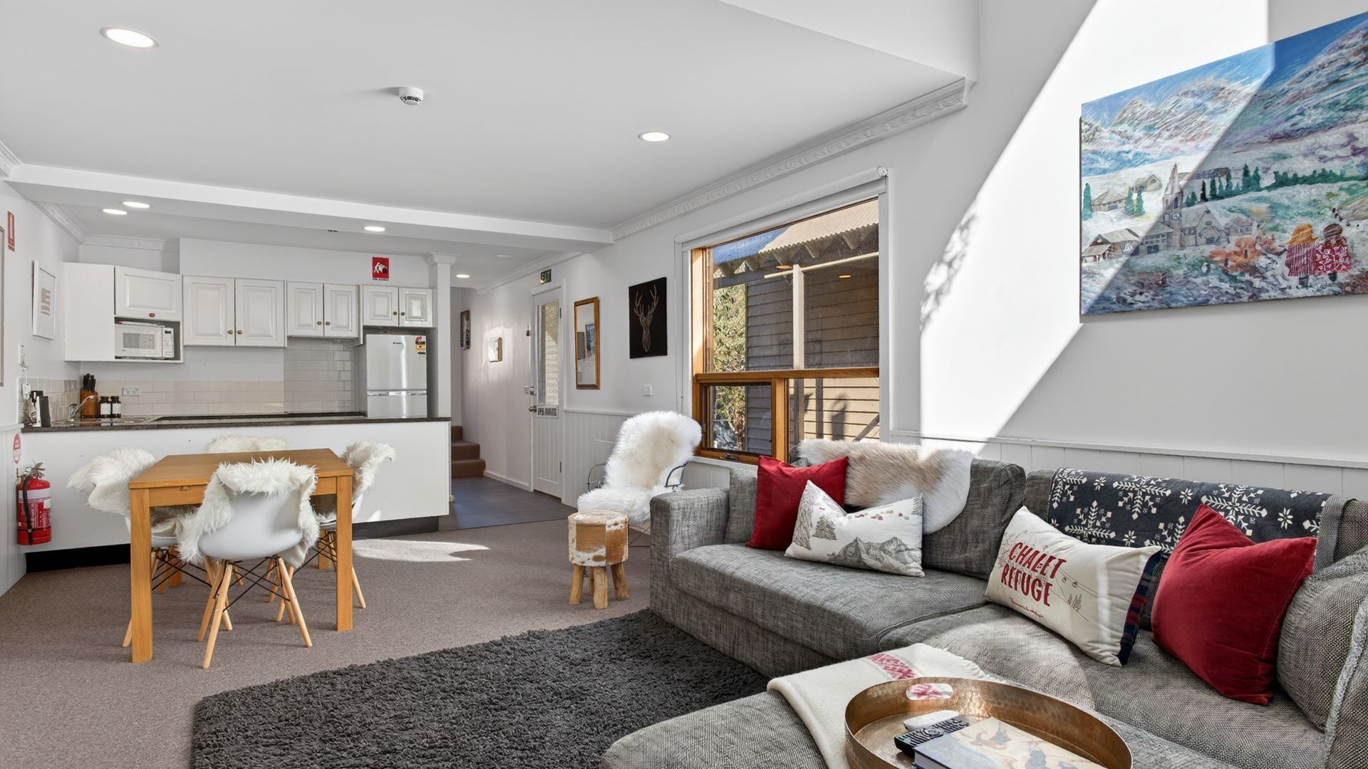 Smart TV, fireplace