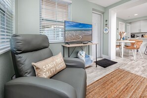 Smart TV - Cottage Pool Across From the Beach (Madeira Beach)