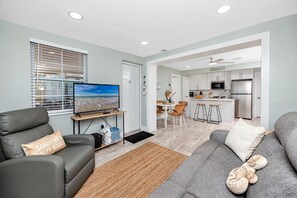 Smart TV - Cottage Pool Across From the Beach (Madeira Beach)