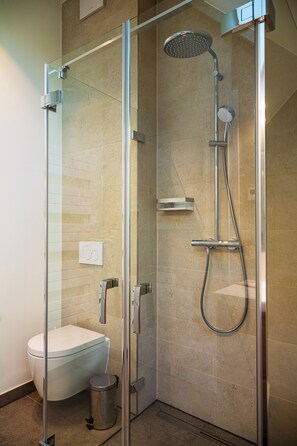 Shower, hair dryer - Suite 05 - An apartment like a private hideaway. (Österreich)