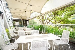 Outdoor dining - Hotel Andelir (Semarang)
