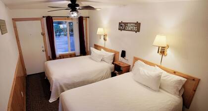 Kitchenette 2 "The Umpqua": Spacious 2-Queen Suite w/ Fireplace & Kitchen