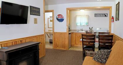 Kitchenette 2 "The Umpqua": Spacious 2-Queen Suite w/ Fireplace & Kitchen