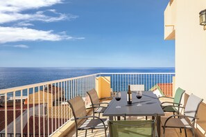 Outdoor dining - Charming Villa with Pool and 3 Suites (Paúl do Mar)