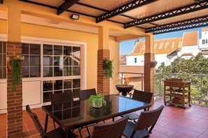 Outdoor dining - Charming Villa with Pool and 3 Suites (Paúl do Mar)