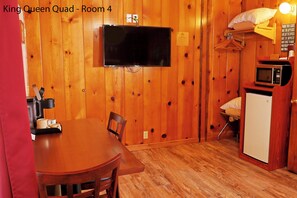 Dining - King + Queen Woods Retreat: Spacious Rustic Rooms for Families & Groups! (Florence)