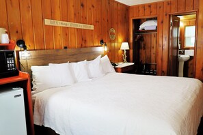 Room - King Economy: Retro 60s Charm, Cozy King Bed & Best Value! (Florence)