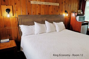 Room - King Economy: Retro 60s Charm, Cozy King Bed & Best Value! (Florence)