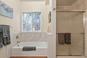 Douche, sèche-cheveux, serviettes fournies, savon