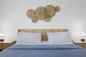 Schreibtisch, Bügeleisen/Bügelbrett, Reisekinderbett, WLAN