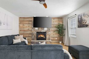 TV, fireplace, offices - Sleeps 12 • Game Rm • Near Top Pocono Attractions (Tobyhanna)