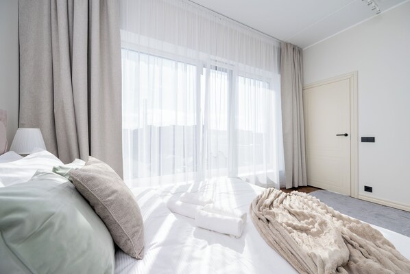 Tabla de planchar con plancha, wifi y ropa de cama 
