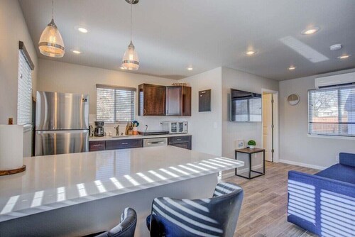 Wonderful 1-bedroom cottage with AC in Colorado Springs