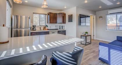 Wonderful 1-bedroom cottage with AC in Colorado Springs