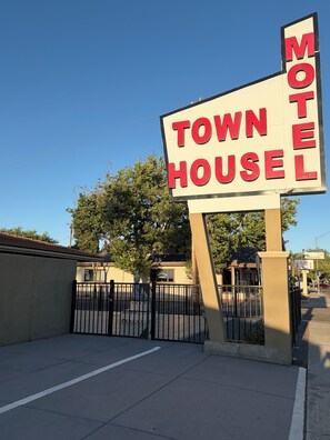 Property grounds - Townhouse Motel (Tracy)
