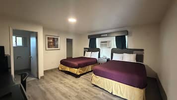 Kamar Double atau Twin Deluks, 2 Tempat Tidur Queen | Meja kerja, ruang kerja ramah laptop, dan setrika/meja setrika