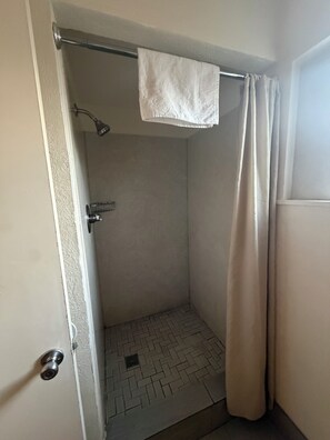 Habitación individual Confort, no fumadores, baño privado | Baño | Ducha, toallas, jabón y champú