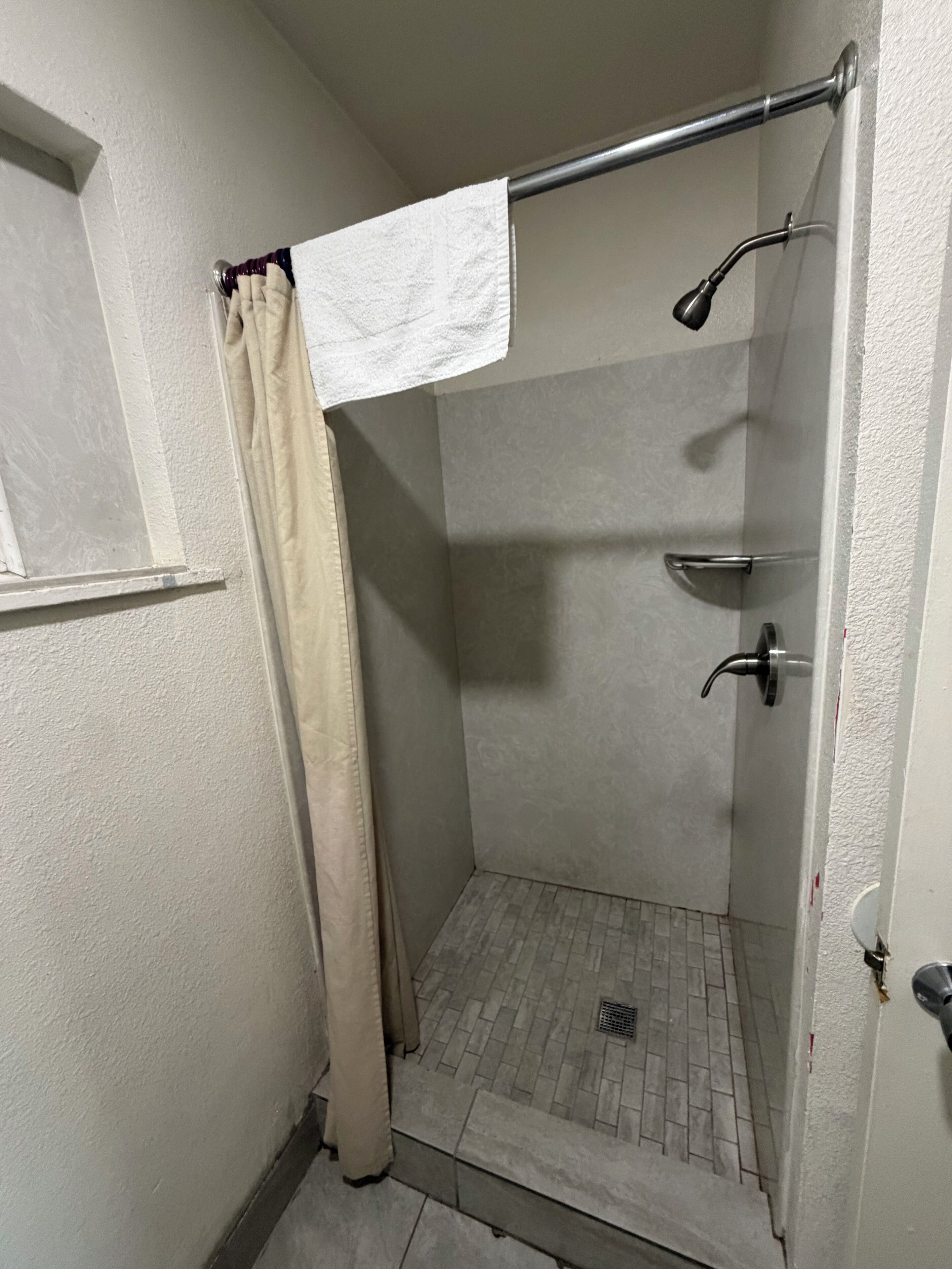 Deluxe Room | Bathroom | Shower, towels, soap, shampoo