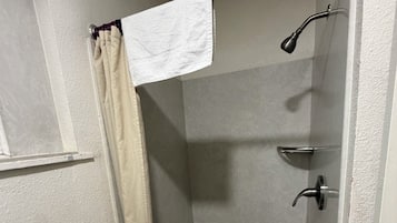 Quarto luxo | Banheiro | Chuveiro, toalhas de banho, sabonete, shampoo