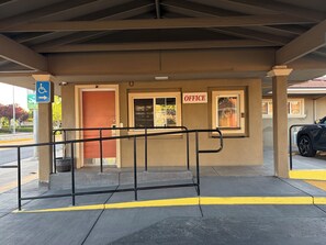 Exterior detail - Townhouse Motel (Tracy)