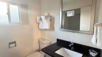 Comfort Single Room, Non Smoking, Private Bathroom | Bathroom | Shower, towels, soap, shampoo