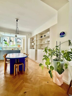 Dining - 2 bedrooms - baby crib & furnished terrace in Brussels (Brussels)