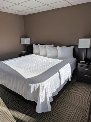 Chambre, 1 très grand lit, rez-de-chaussée