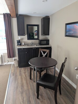 Værelse - 2 queensize-senge - tekøkken | Spiseområde